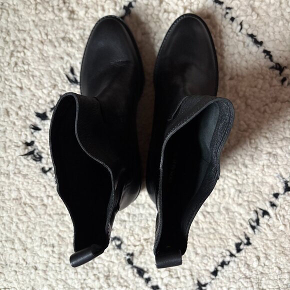 Donald Pliner Stella black goat leather pull-on Chelsea boots NWOB women's 8 - Picture 2 of 9